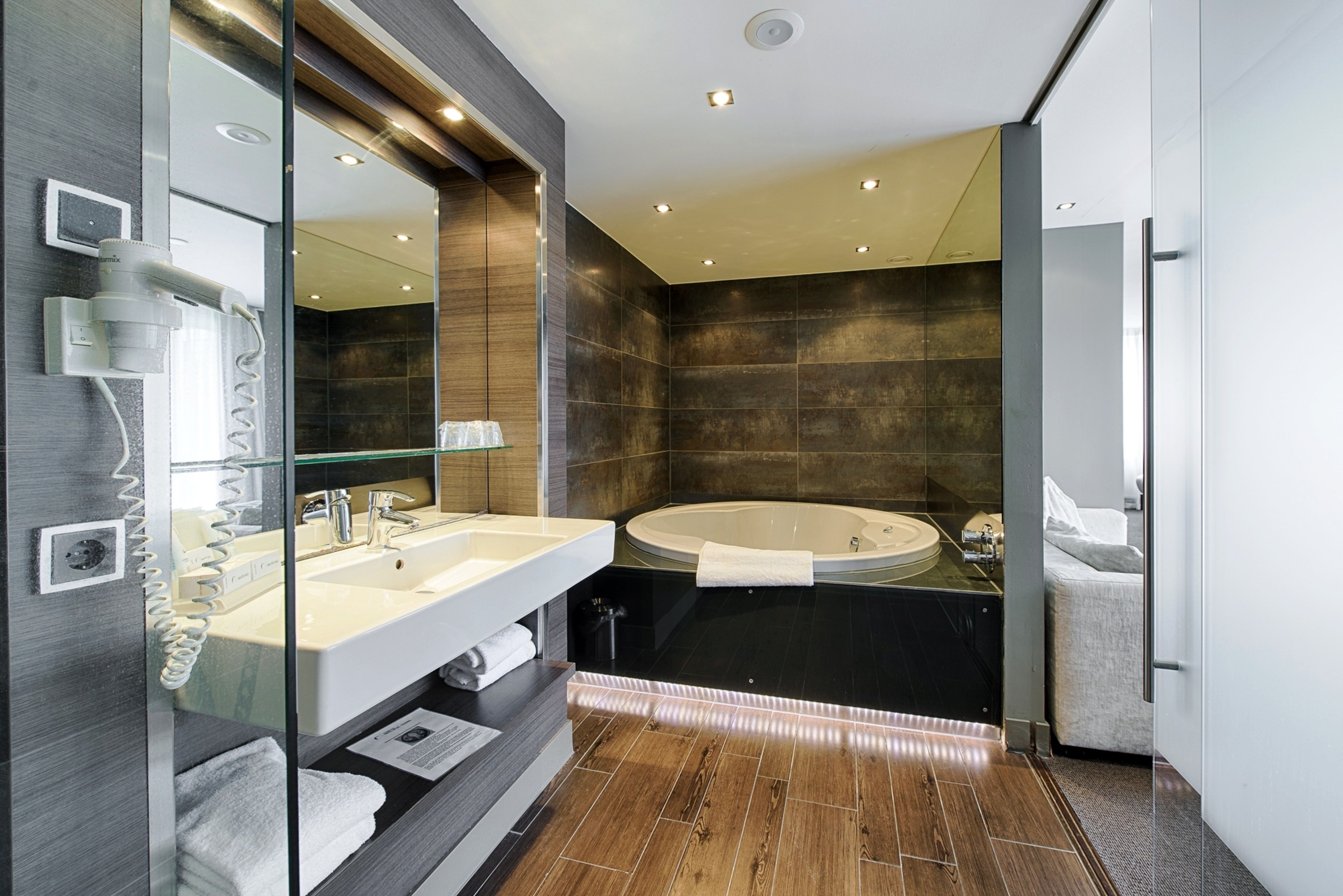 superior double room, jetted tub | jetted bathtub