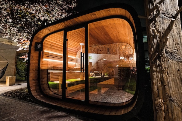 Couples treatment rooms, sauna, hot tub, steam room, prenatal massages