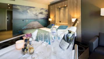 Colchones con pillow-top y caja de seguridad en la habitación