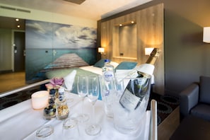 Habitación doble estándar | Camas con pillow-top, caja de seguridad en la habitación y escritorio