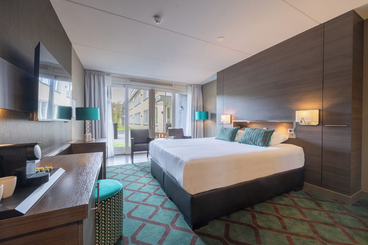 superior double or twin room, bubble bath | pillow-top beds, in-room safe, desk, laptop workspace