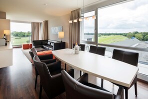 Suite | Sengetøy av topp kvalitet, dundyner, minibar og safe på rommet