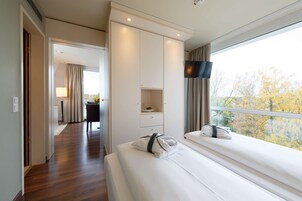 Suite | Premium-sengetøj, dundyner, minibar, pengeskab på værelset