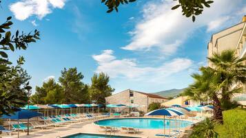 Piscine extérieure (ouverte en saison), parasols de plage