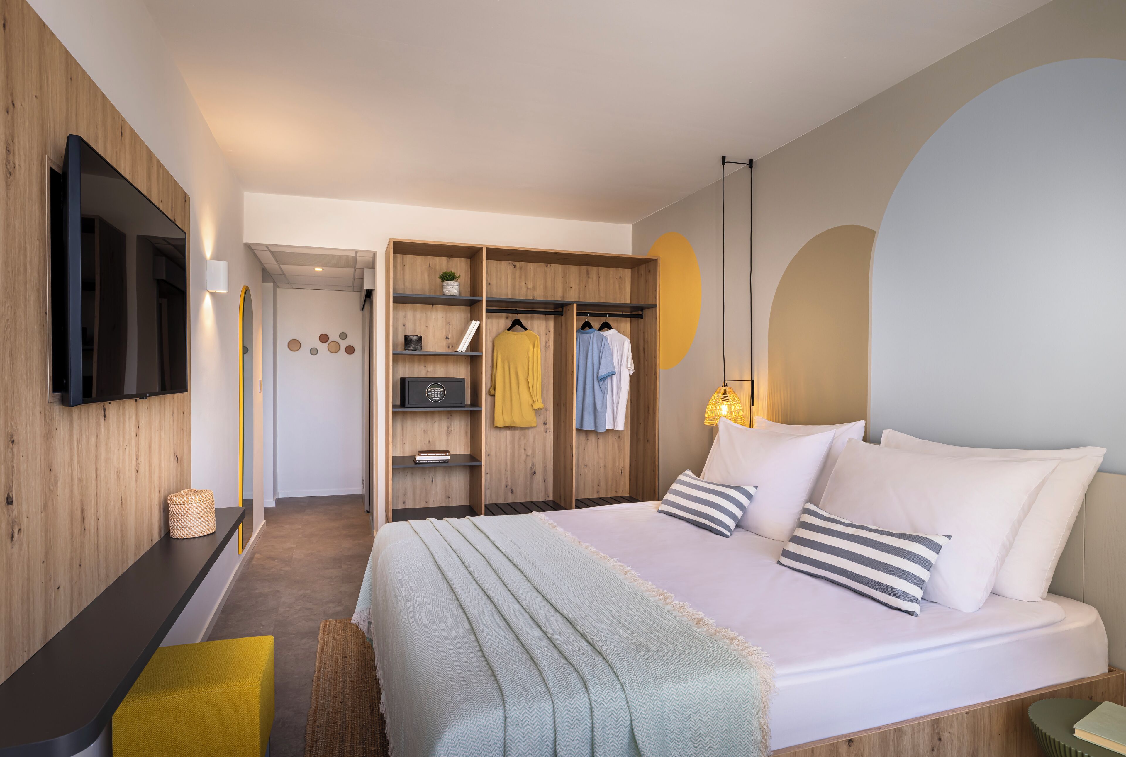 Habitación doble | Minibar, escritorio, ropa de cama