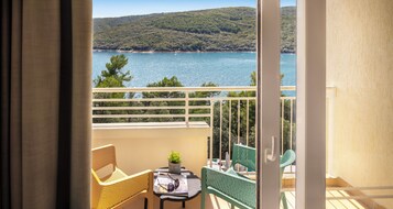 Room for 2+1 Seaside | Minibar, desk, bed sheets