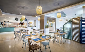 2 restaurantes; se sirve desayuno, almuerzo y cena; cocina mediterránea