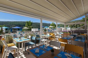 2 restaurantes; se sirve desayuno, almuerzo y cena; cocina mediterránea