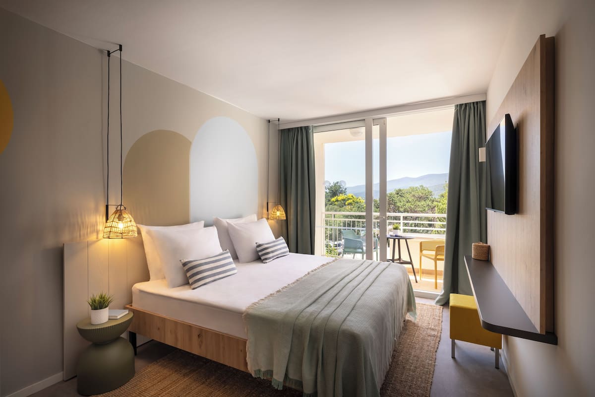 Minibar, desk, bed sheets