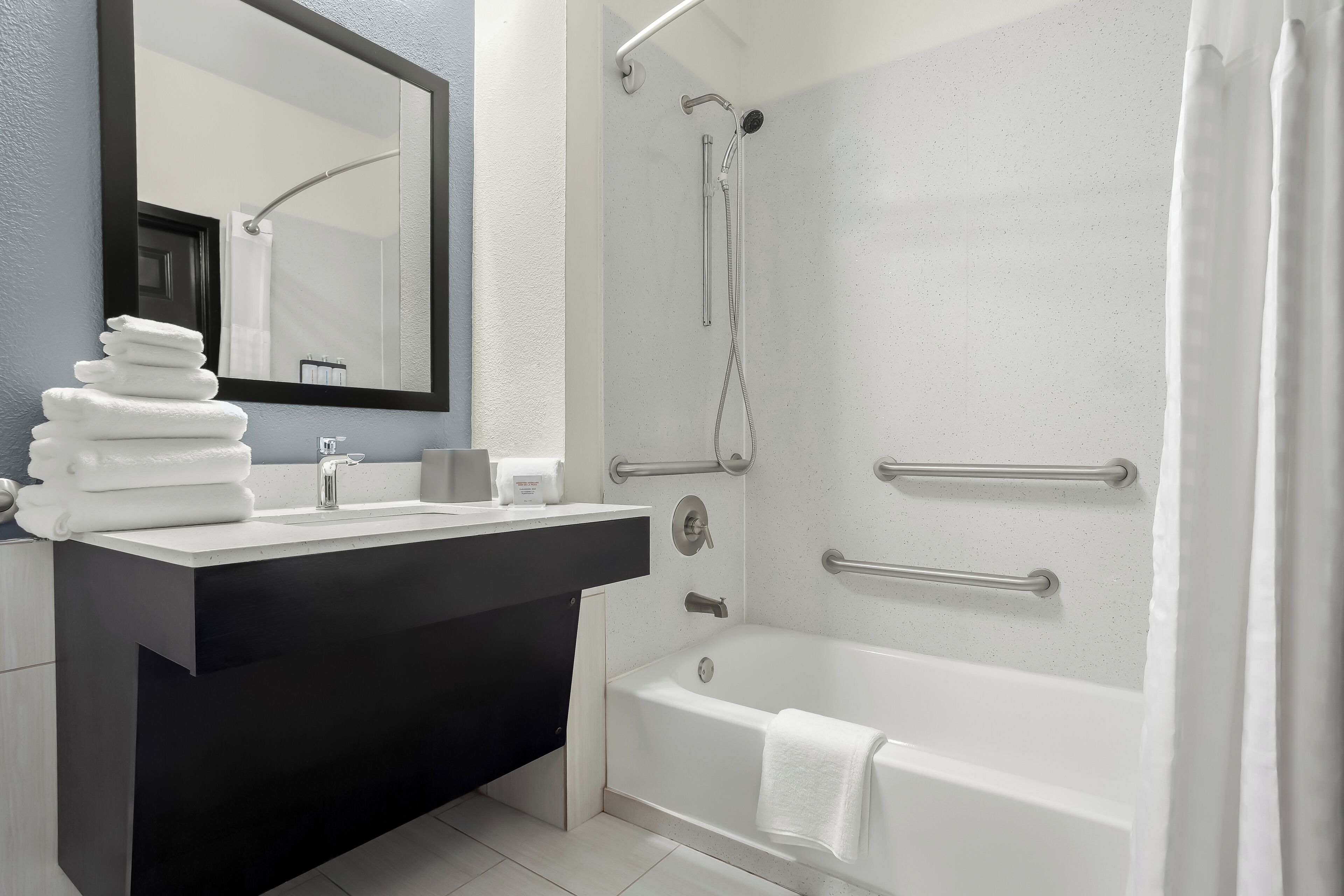Combined shower/bathtub, hair dryer, towels