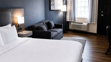 Suite, 1 letto king con divano letto, vista oceano | Cassaforte in camera, una scrivania, ferro/asse da stiro, Wi-Fi gratuito