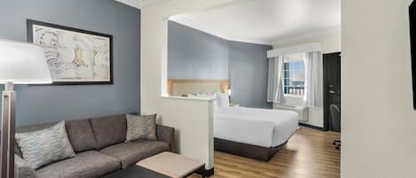 Suite, 1 trÚs grand lit et 1 canapé-lit | Coffres-forts dans les chambres, bureau, fer et planche à repasser