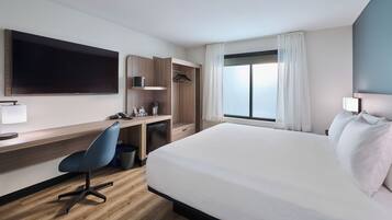Chambre, 1 trĂšs grand lit, coin cuisine | Coffres-forts dans les chambres, bureau, fer et planche Ă repasser