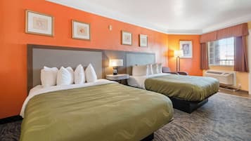 Brankas, meja kerja, setrika/meja setrika, dan Wi-Fi gratis