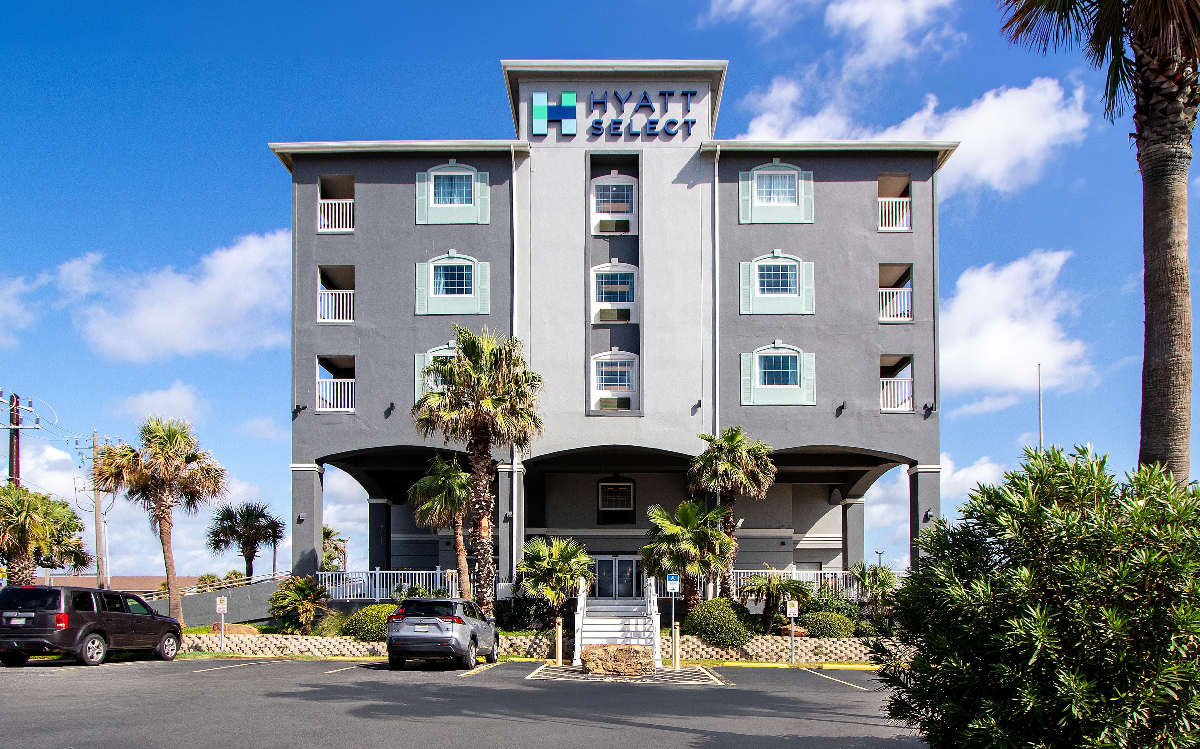 Un immeuble à plusieurs étages sur lequel on peut lire l’inscription « Hyatt Select ».