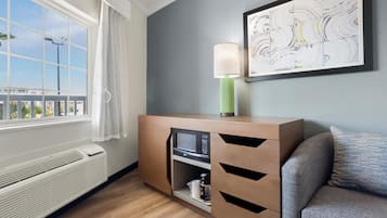 Zimmer, 1 King-Bett | Zimmersafe, Schreibtisch, Bügeleisen/Bügelbrett, kostenloses WLAN