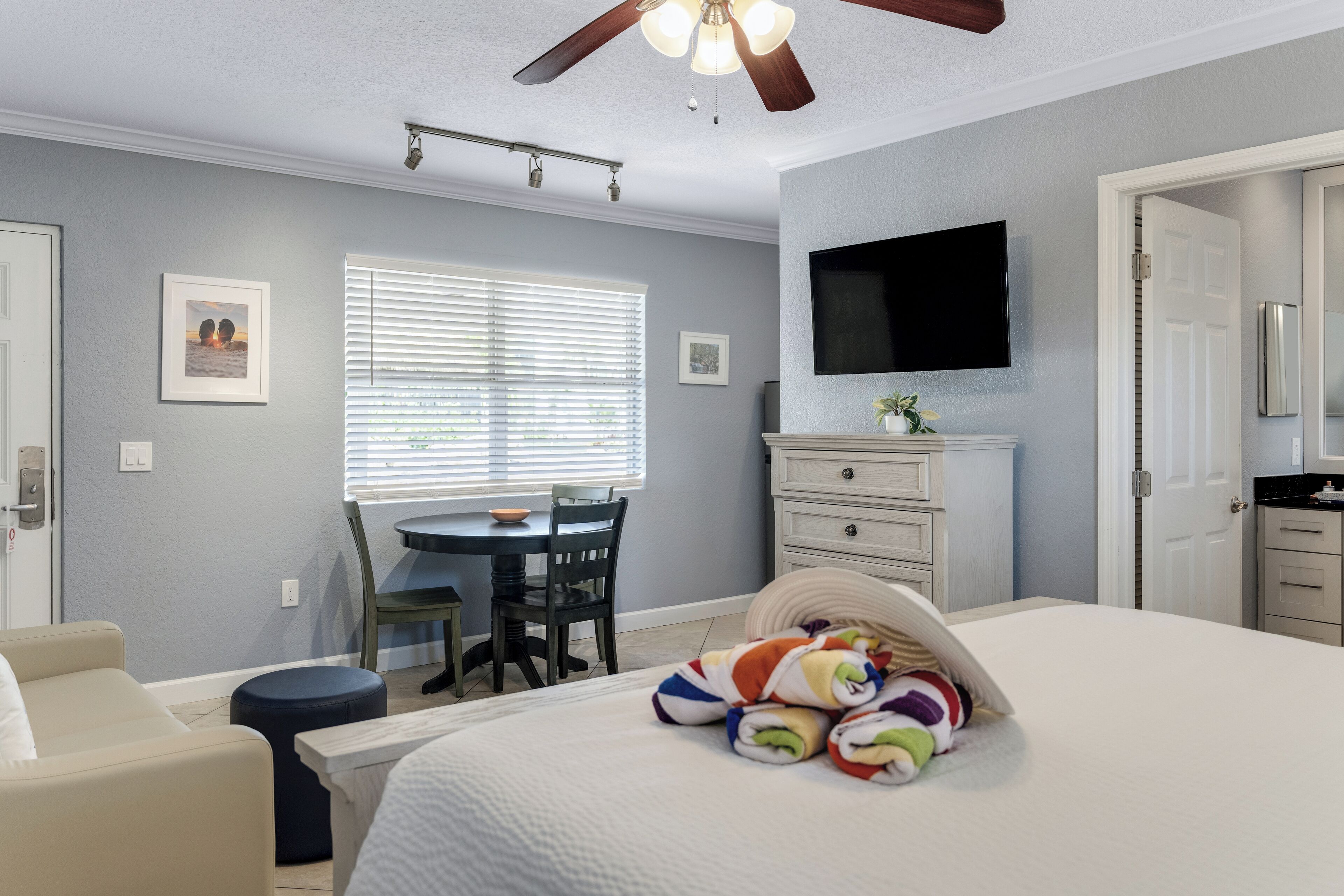 Chambre Deluxe, 1 grand lit, cuisine (Designer Efficiency) | Literie de qualité supérieure, surmatelas