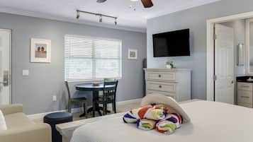 Chambre Deluxe, 1 grand lit, cuisine (Designer Efficiency) | Literie de qualité supérieure, surmatelas
