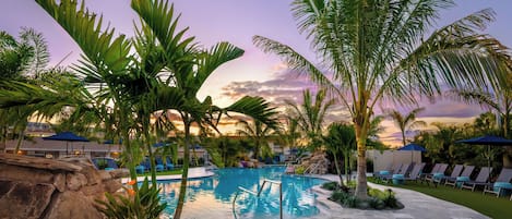 Una piscina al aire libre, una piscina climatizada, sombrillas