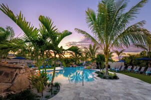 Açık yüzme havuzu, ısıtmalı havuz, havuz şemsiyeleri, şezlonglar 