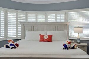 Signature Room (Specialty Room) | Premium bedding, pillowtop beds, in-room safe, iron/ironing board