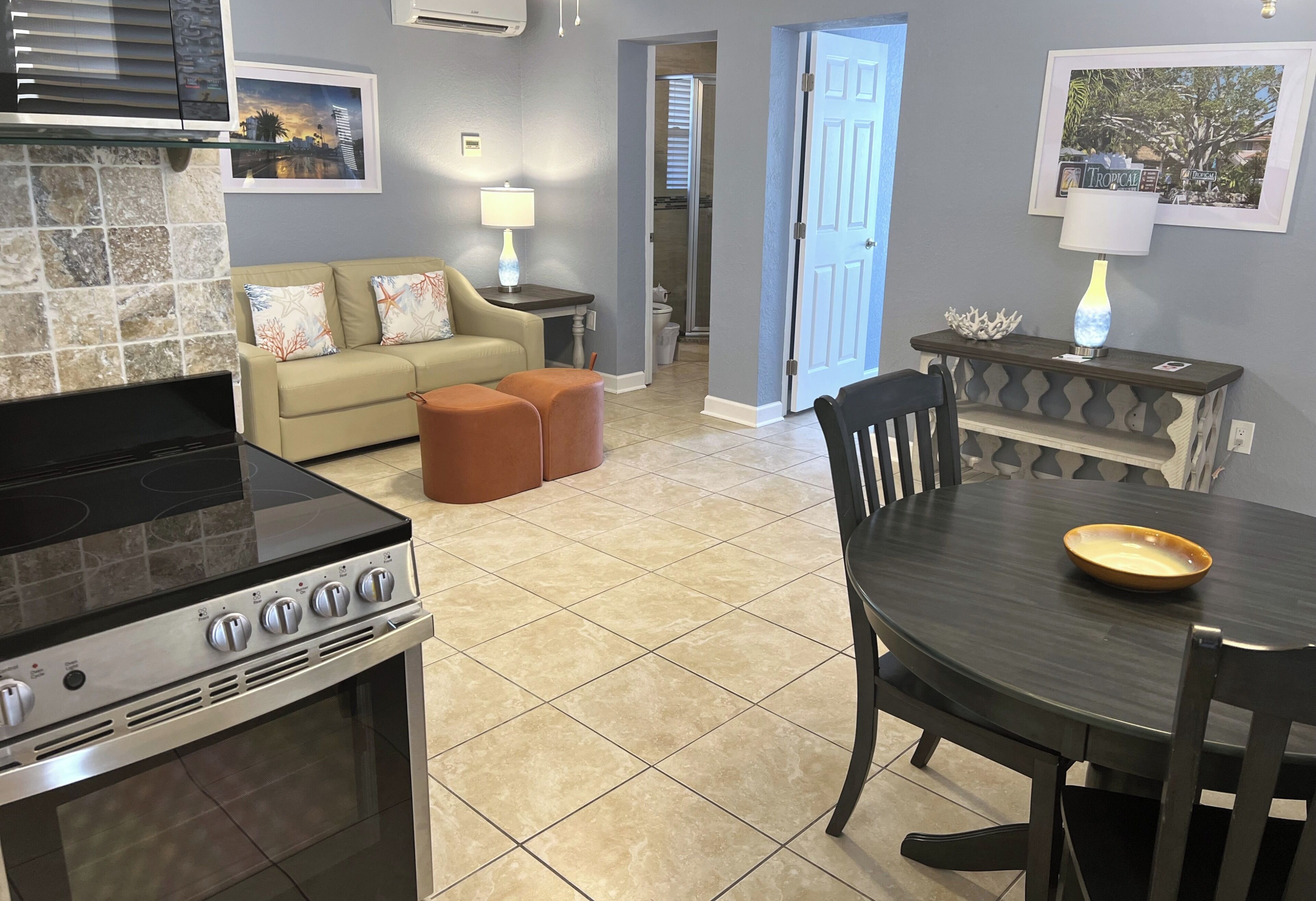 Sviitti, 1 suuri parisänky ja vuodesohva (Preferred Suite) | Oleskelualue | Taulutelevisio, DVD-soitin, iPod-telakointiasema