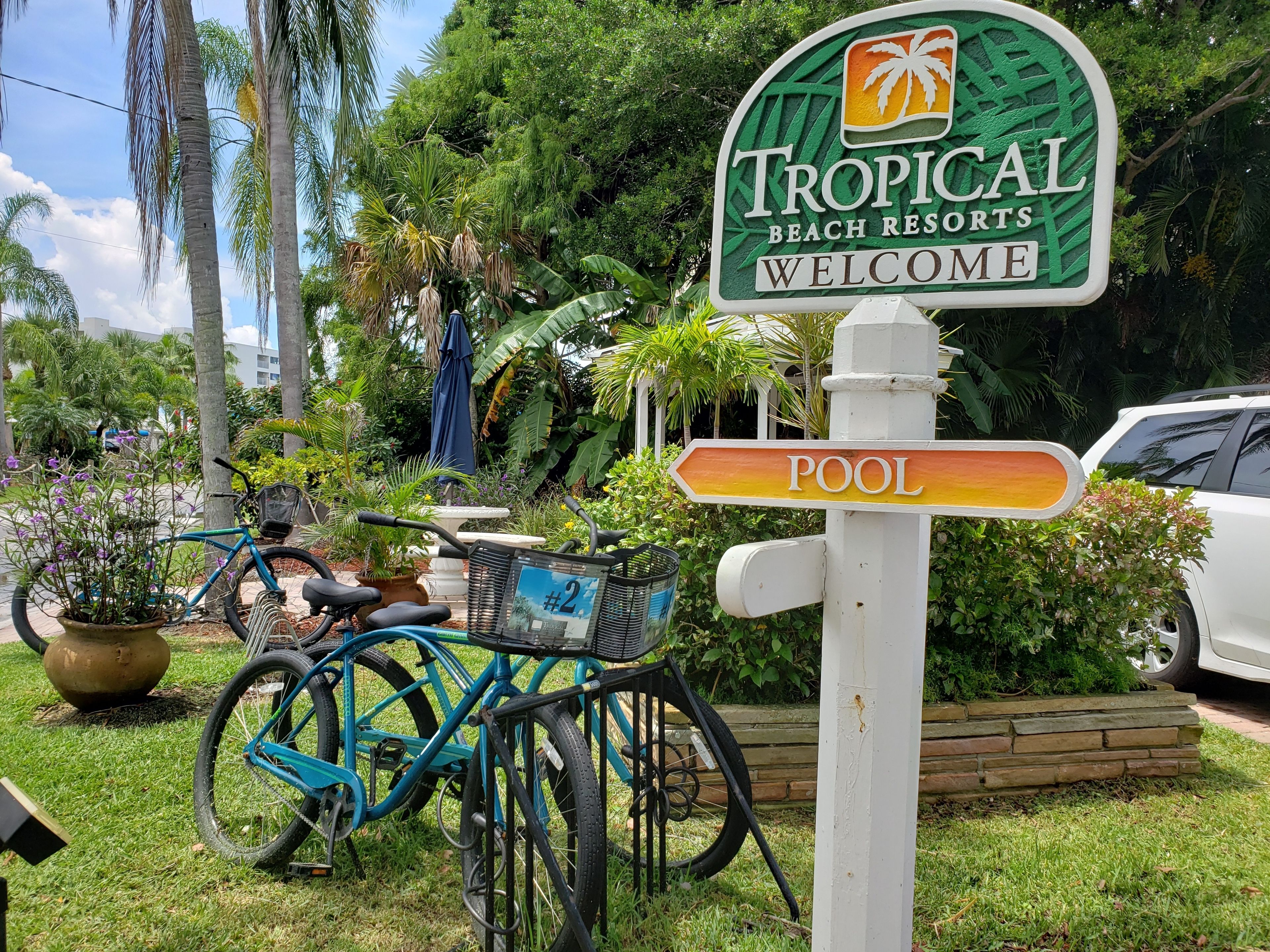 Señal de Tropical Beach Resorts con indicaciones hacia la piscina.