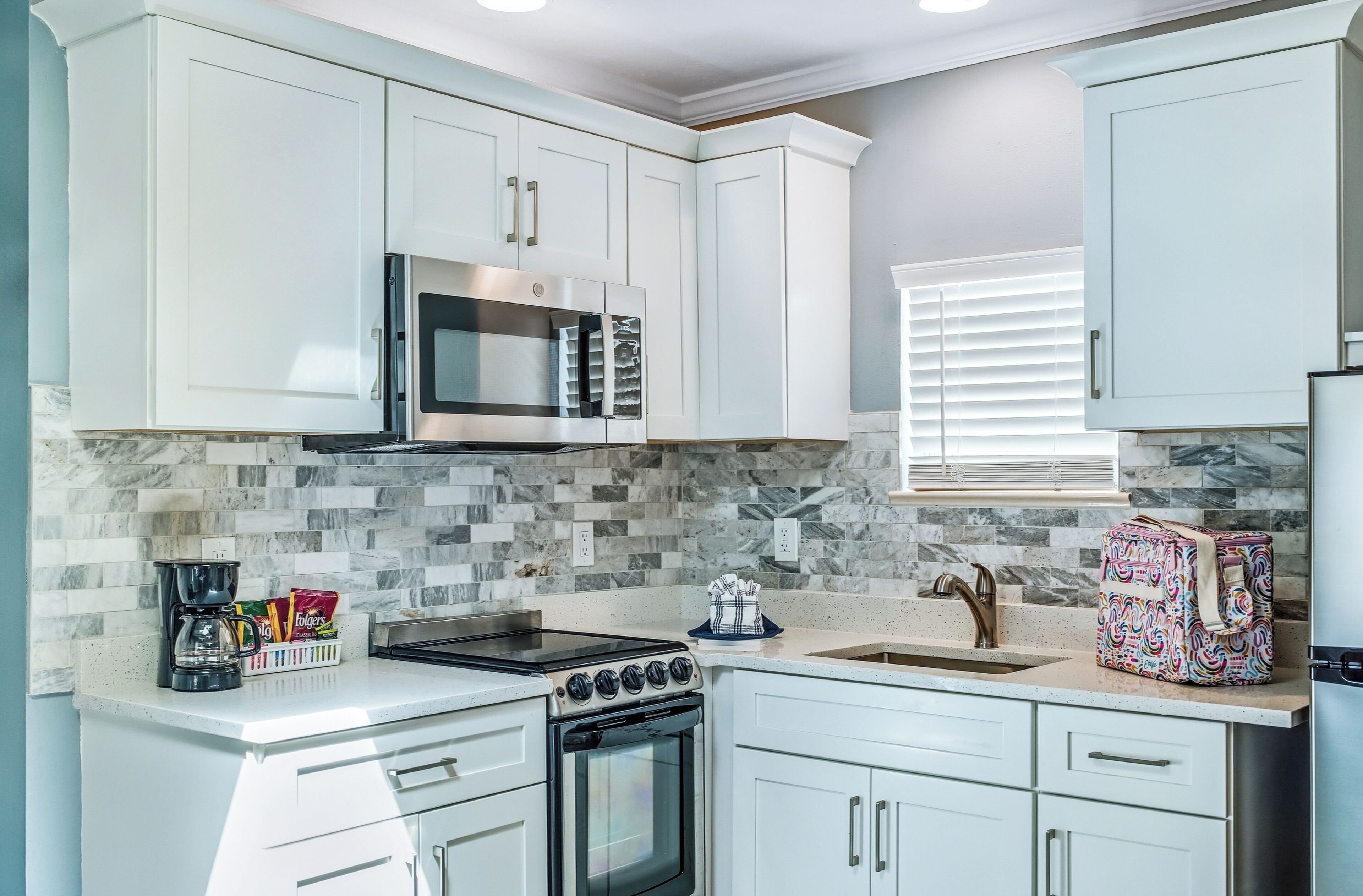 Microondas, cafetera/tetera, tostadora, silla alta para bebés