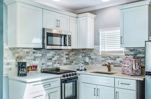 Microondas, cafetera y tetera, tostadora y periquera 