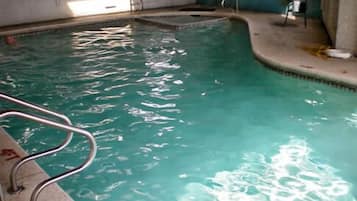 Indendørs pool, sæsonbestemt udendørs pool