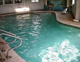 Una piscina techada, una piscina al aire libre de temporada