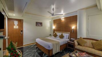 Standard Room, 1 King Bed | In-room safe, desk, free WiFi, bed sheets