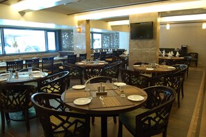 Café da manhã, almoço e jantar; culinária internacional 