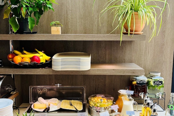 Tägliches Frühstücksbuffet (18 EUR pro Person)