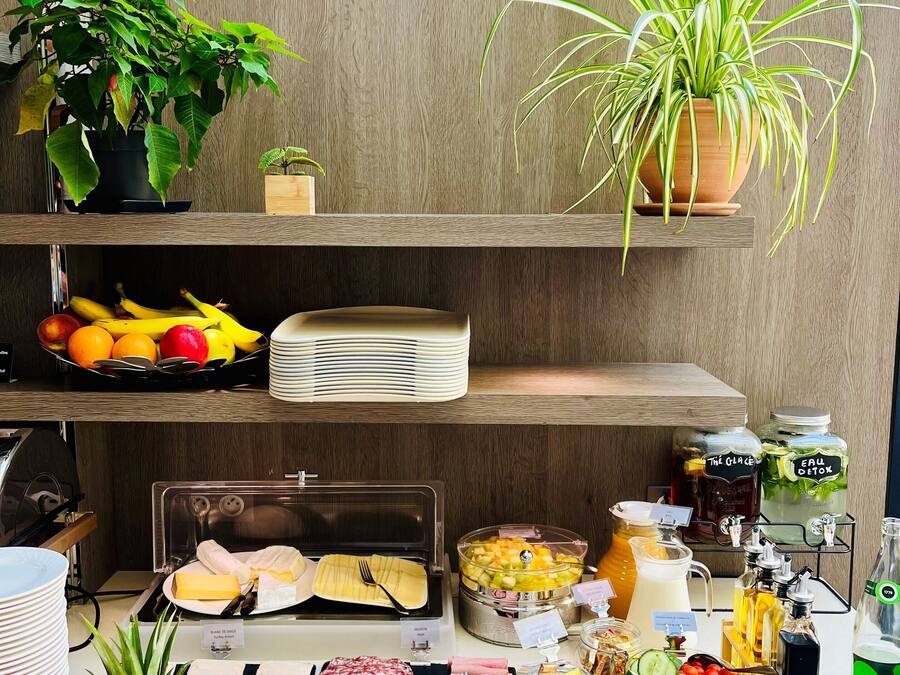 Se ofrece un desayuno bufé (18 EUR por persona)