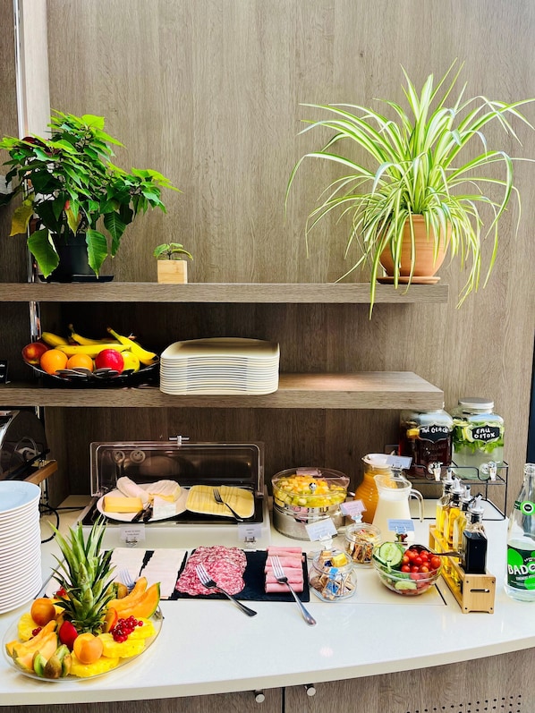 Daily buffet breakfast (EUR 18 per person) - Best Western Seine West Hotel (Puteaux)