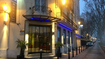 Mặt tiền nơi lưu trú