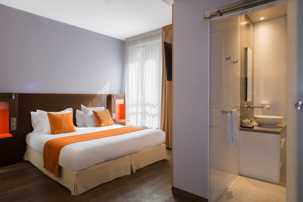 In-room safe, desk, soundproofing, free WiFi