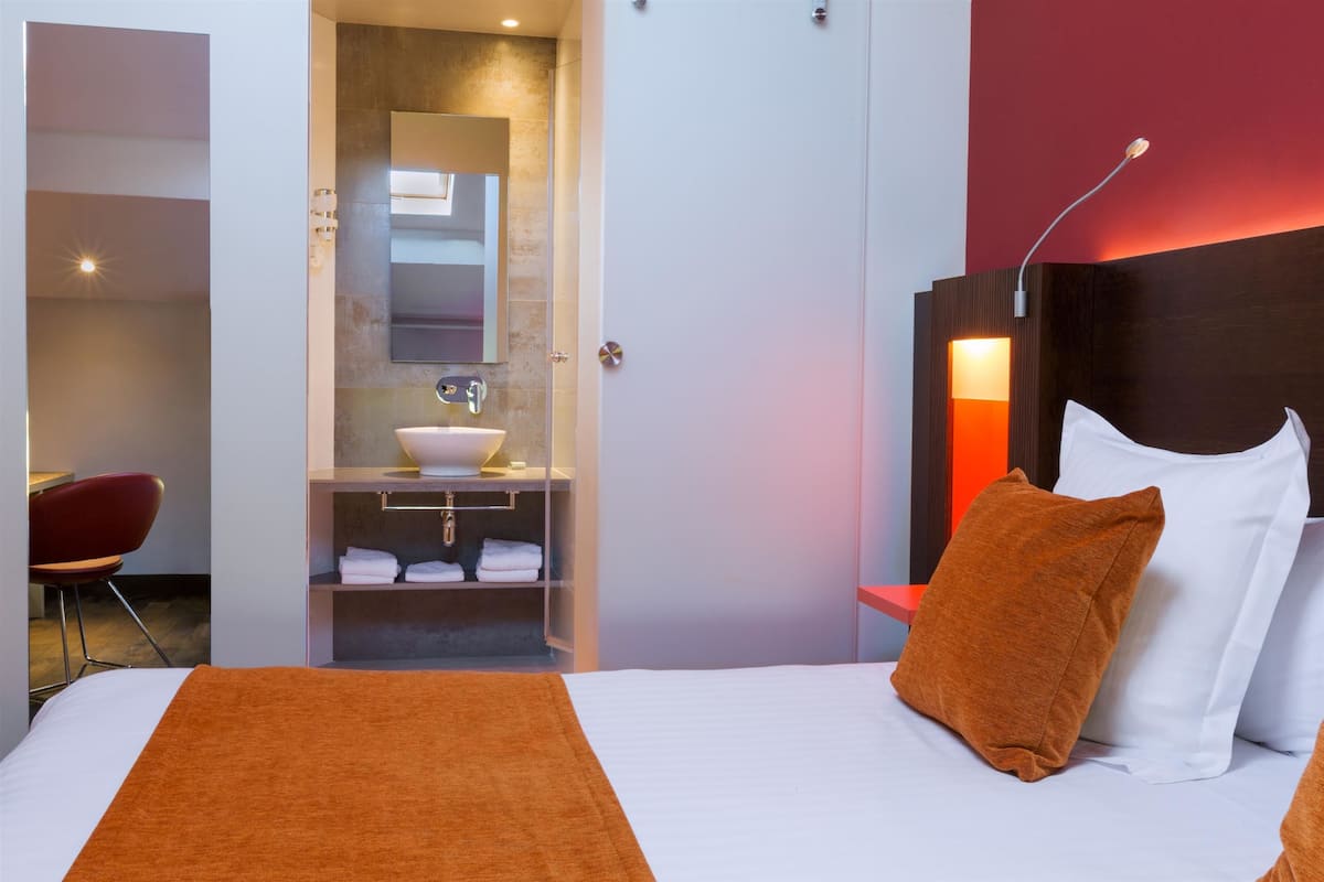 In-room safe, desk, soundproofing, free WiFi