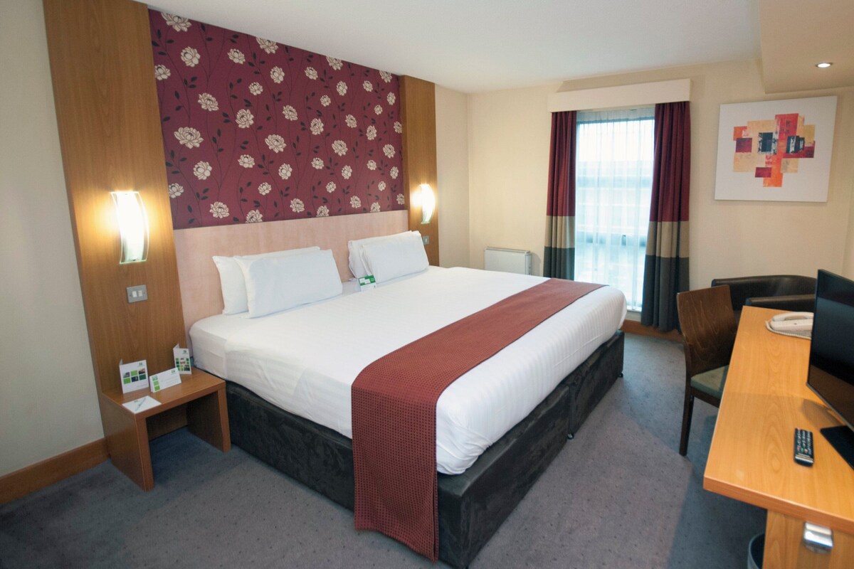 Standard Room, 1 Double Bed | Hypo-allergenic bedding available, desk, blackout drapes