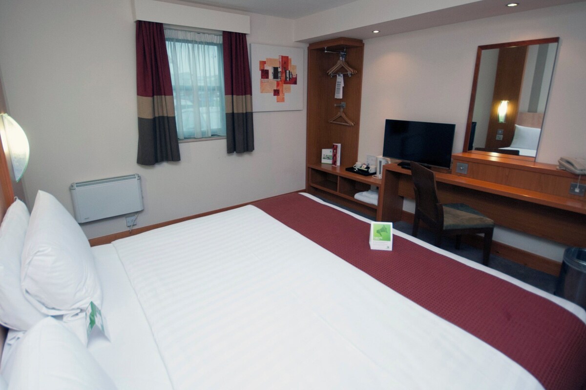 Hypo-allergenic bedding available, desk, blackout drapes