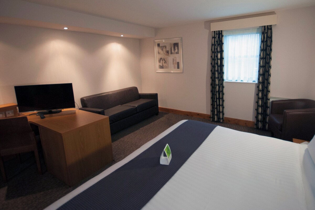 Premium Room, 1 Double Bed | Hypo-allergenic bedding available, desk, blackout drapes