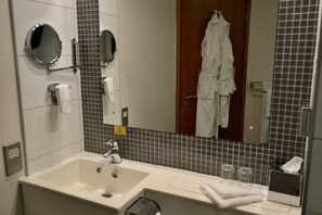 Bathroom - Holiday Inn Manchester-Central Park by IHG (Manchester)