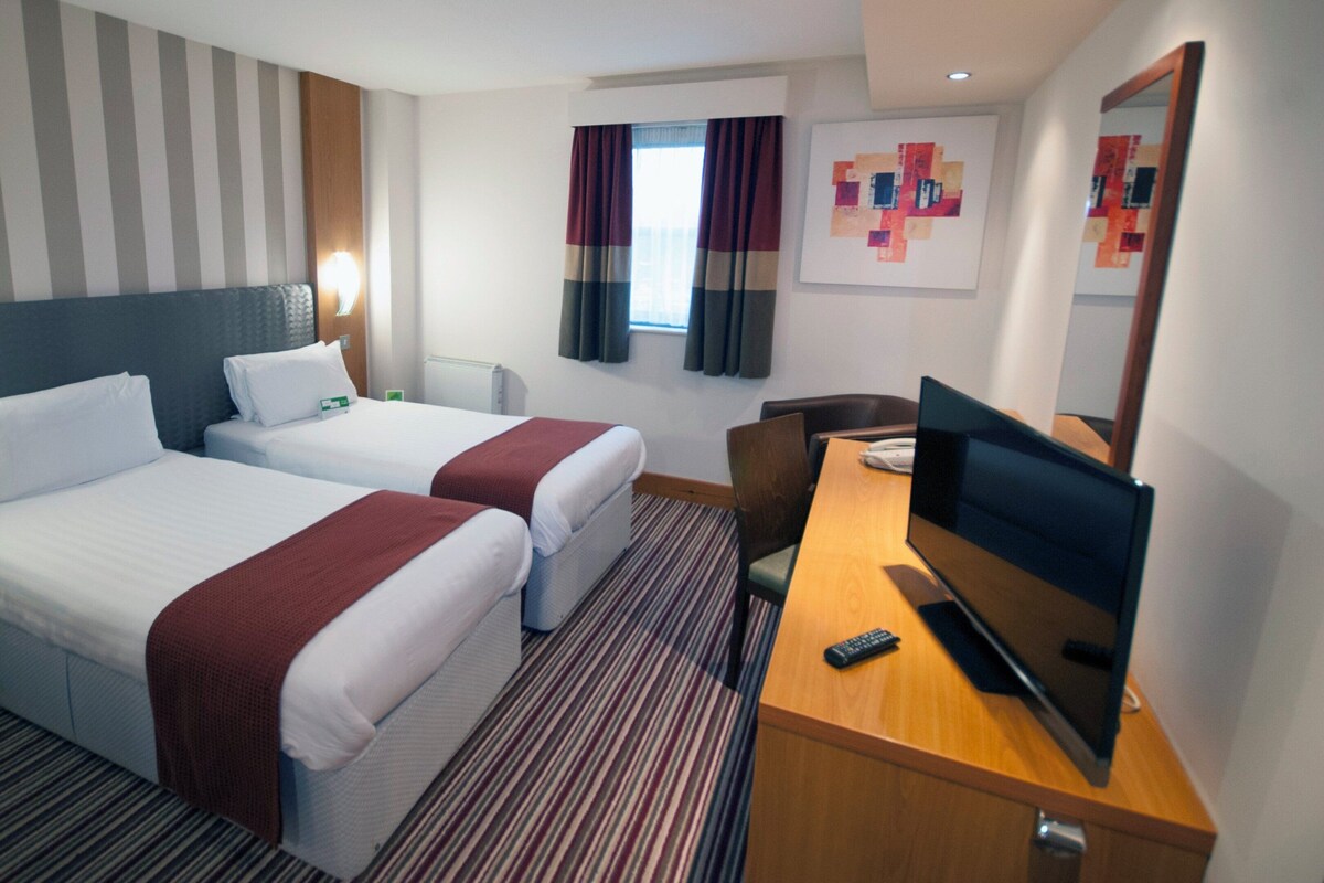 Standard Room, 2 Twin Beds | Hypo-allergenic bedding available, desk, blackout drapes
