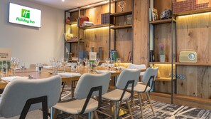 Petit déjeuner, déjeuner et dîner servis sur place