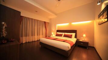 Premium bedding, desk, iron/ironing board, free WiFi