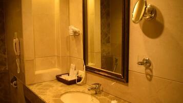 Deep-soaking bathtub, free toiletries, towels