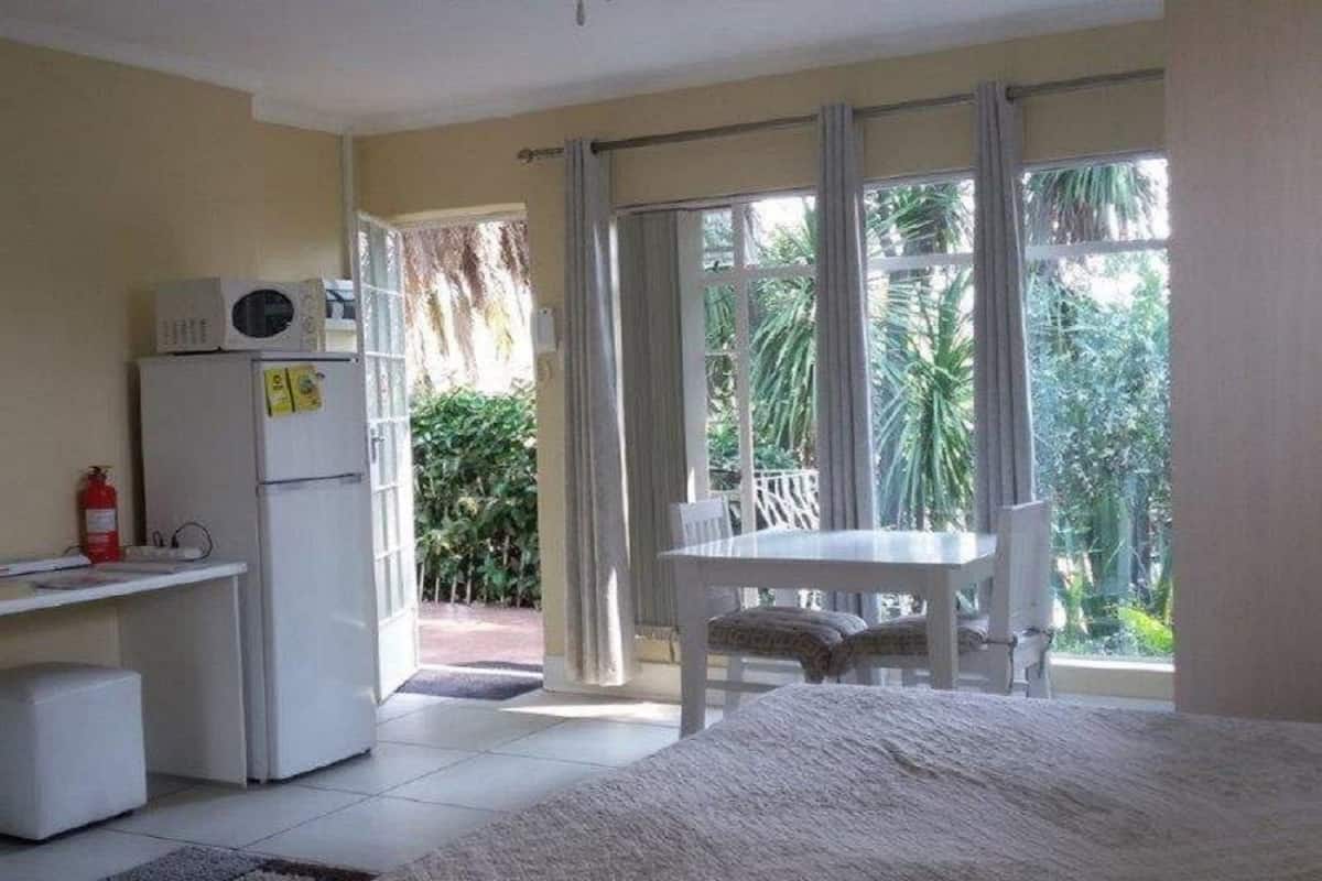 Habitación Deluxe, 1 habitación, vistas a la piscina | Zona de estar | Televisión de 54 cm con canales por satélite, un reproductor de DVD