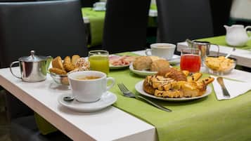Se sirven comidas, cenas y cocina italiana