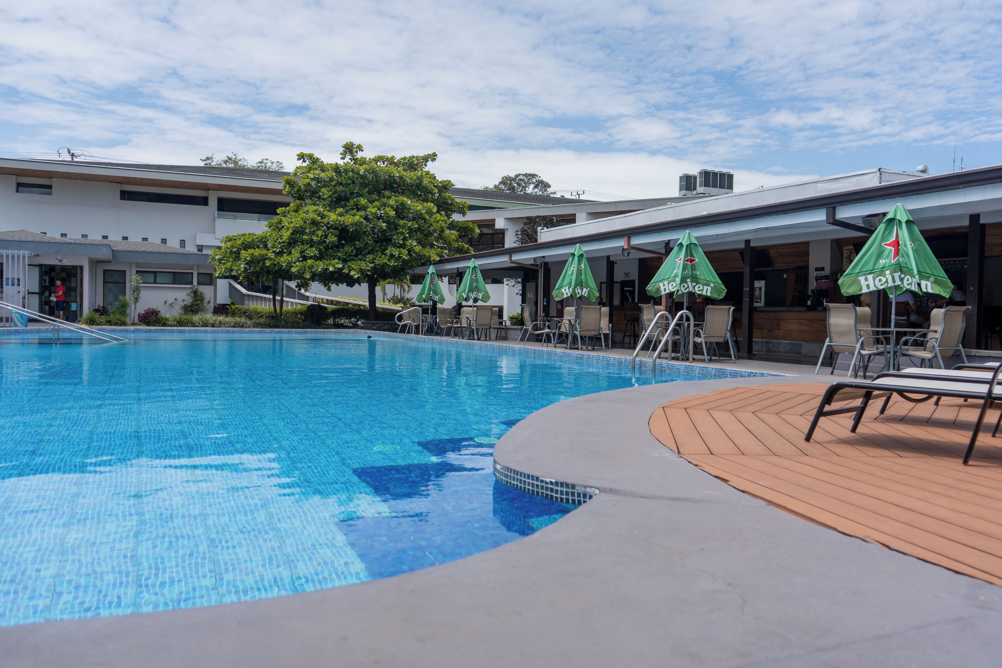 2 piscinas al aire libre, sombrillas, sillones reclinables de piscina
